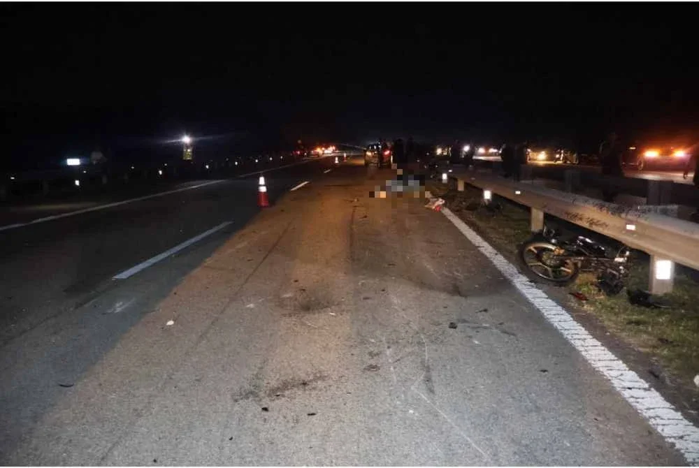 Empat penunggang motosikal Yamaha RXZ maut dalam kemalangan membabitkan 12 motosikal dan sebuah kereta di KM 246.4 Lebuhraya Pantai Timur (LPT) menghala ke Kemaman pada awal pagi Sabtu.