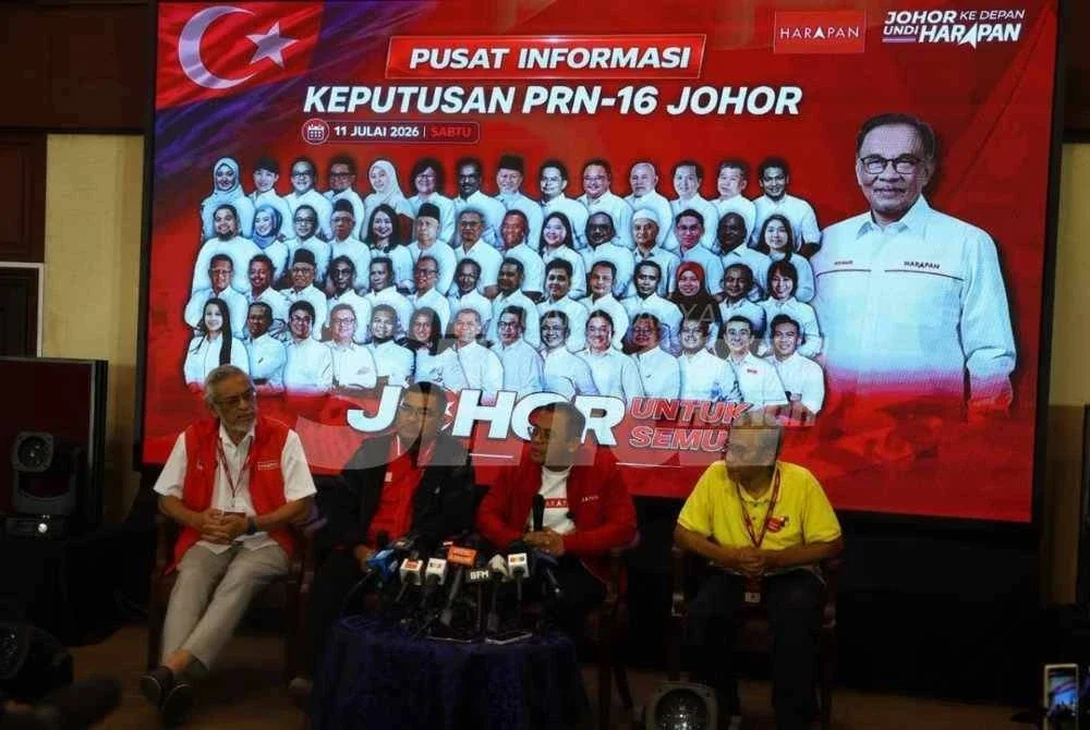 Khalid (kiri) pada sidang akhbar PH di Skudai pada malam Sabtu.