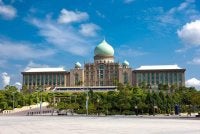 Isu berkaitan autonomi negeri dalam sistem persekutuan Malaysia yang pelbagai terus menjadi antara topik utama dalam perbahasan dasar awam negara. Gambar hiasan