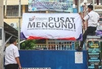 Tepat 8 pagi, sebanyak 1,076 pusat mengundi membabitkan 4,889 saluran dibuka serentak bagi membolehkan rakyat Johor menentukan mandat baharu di 56 DUN. Foto Bernama