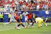 Mikel Merino (dua kiri) meledak gol kemenangan Sepanyol menerusi situasi bola muntah pada minit ke-88 sekali gus membawa La Roja ke separuh akhir. Foto: Agensi