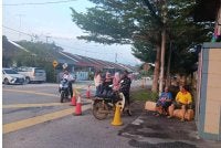 Pengundi mula beratur dihadapan SJKC Kulai Besar sebelum Pusat Mengundi dibuka pada jam 8 pagi pada Sabtu. 