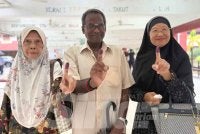 Gunasekaran (tengah), Rokiah (kiri) dan Siti Roha Hashim, 69, antara pengundi warga emas yang keluar mengundi awal pagi. 