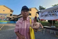 Said Kamit, 88, masih mampu memandu sendiri ke pusat pengundian walaupun sudah berusia.