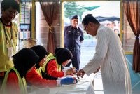 Pengundi menjalankan tanggungjawab mereka pada PRN Johor ke-16 di Sekolah Menengah Kebangsaan Bandar Baru Uda. Foto Bernama