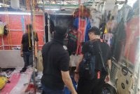 Antara gerai penjualan jersi disyaki tiruan di Jalan Petaling yang diserbu KPDN Kuala Lumpur pada Jumaat.