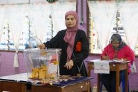 Noraini merangkap Ahli Parlimen Parit Sulong mengundi bagi DUN N17 Semerah pada PRN Johor ke-16 di Pusat Mengundi SMK Datuk Onn Peserai. Foto Bernama