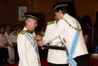 Tun Ramli menganugerahkan Darjah Panglima Pangkuan Negeri (DPPN) yang membawa gelaran Datuk Seri kepada Fahmi. Foto Bernama