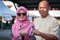 Dr Zaliha (kiri) bersama suami, Dr Ahmad Adzlan Musa selesai mengundi di Pusat Mengundi SMK Bandar Baru Uda bagi DUN Larkin sempena PRN Johor ke-16. Foto Bernama