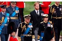 Gambar fail menunjukkan Raja Charles, Puteri Anne, Putera William dan Putera Harry mengiringi keranda mendiang Ratu Elizabeth II di Kapel St George, Istana Windsor, di Windsor, England, pada 19 September 2022. - Gambar fail AP
