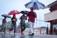Hujan yang turun sejak awal pagi tadi tidak membataskan pergerakan pengundi untuk hadir bagi menunaikan tanggungjawab mereka. Foto Bernama