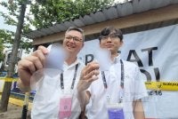 Boon Tsong (kiri) dan Jia Lee menunjukkan kertas catatan oleh PACA