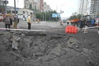 Orang ramai berdiri berhampiran sebuah kawah yang terbentuk akibat serangan peluru berpandu Rusia ke atas ibu negara Ukraine, Kyiv, pada awal pagi 11 Julai 2026. Foto AFP