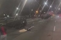Seorang wanita dilaporkan maut dalam kemalangan dua kereta di Lebuhraya Kesas pada Jumaat.