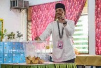 Menteri Besar Johor Datuk Onn Hafiz Ghazi, yang juga penyandang kerusi Dewan Undangan Negeri (DUN) Machap mengundi pada Pilihan Raya Negeri (PRN) Johor ke-16 di Sekolah Kebangsaan (SK) Simpang Renggam pada Sabtu. Foto Bernama