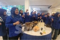 BN kini mendahului di 49 kerusi DUN dalam PRN Johor manakala PH mendahului di 7 kerusi.