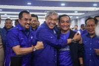 Timbalan Perdana Menteri merangkap Presiden Barisan Nasional, Datuk Seri Dr Ahmad Zahid Hamidi (tengah) bersama Onn Hafiz (kanan) selepas sidang media keputusan tidak rasmi PRN Johor ke-16 di Bangunan Perhubungan UMNO Negeri Johor pada Sabtu.