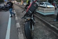 Keadaan motosikal ditunggang mangsa selepas terlibat kemalangan di Jalan Jambatan Kuala Ibai, Kuala Terengganu pada petang Sabtu.