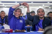 Ahmad Zahid (kiri) mengangkat tangan bersama calon juga penyandang kerusi Dewan Undangan Negeri (DUN) Machap, Datuk Onn Hafiz Ghazi (kanan) ketika sidang media keputusan tidak rasmi bagi Pilihan Raya Negeri (PRN) Johor ke-16 di Bangunan Perhubungan Umno Negeri Johor. Foto Bernama