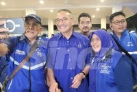 Hishammuddin (tengah) ketika di Ibu Pejabat UMNO Johor pada Sabtu.