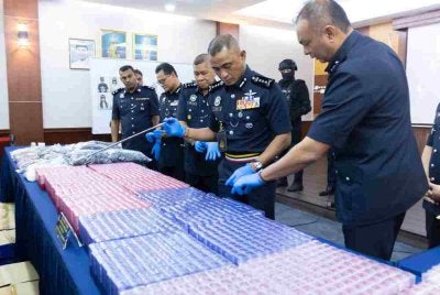 Polis merampas cecair vape disyaki mengandungi dadah. Foto PDRM