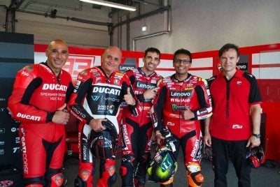 Nazir Hussin (dua dari kanan) menjadi satu-satunya rakyat Malaysia dalam kalangan pelanggan setia yang berpeluang merasai pengalaman menerusi acara berprestij itu sempena ulang tahun ke-100 Ducati.