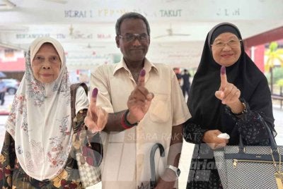 Gunasekaran (tengah), Rokiah (kiri) dan Siti Roha Hashim, 69, antara pengundi warga emas yang keluar mengundi awal pagi. 