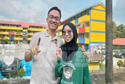 Wildan Haris dan adiknya, Rania Humaira menunaikan tanggungjawab mengundi di SK Taman Sutera.