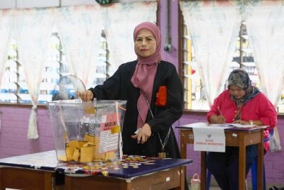 Noraini merangkap Ahli Parlimen Parit Sulong mengundi bagi DUN N17 Semerah pada PRN Johor ke-16 di Pusat Mengundi SMK Datuk Onn Peserai. Foto Bernama