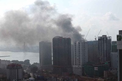 Suasana hari pengundian PRN Johor ke-16 di sekitar pusat bandar dikejutkan dengan kepulan asap tebal dari kawasan Stulang Laut berhampiran R&F Mall. Foto Bernama