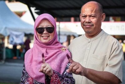 Dr Zaliha (kiri) bersama suami, Dr Ahmad Adzlan Musa selesai mengundi di Pusat Mengundi SMK Bandar Baru Uda bagi DUN Larkin sempena PRN Johor ke-16. Foto Bernama