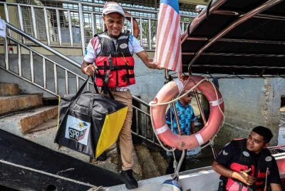 Petugas SPR ketika melaksanakan operasi penghantaran kertas undi dan peti undi ke Pulau Tinggi, Pulau Pemanggil, Pulau Aur dan Pulau Sibu melalui Jeti Mersing dengan diiringi Polis Diraja Malaysia (PDRM) sebagai persiapan bagi menghadapi PRN Johor pada Sabtu. Foto Bernama