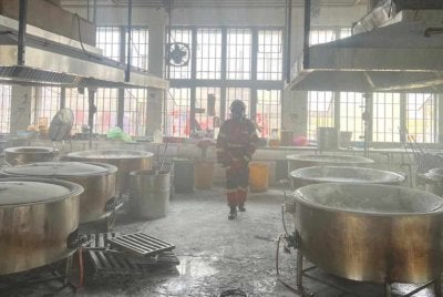 Kebakaran menjejaskan kira-kira 30 peratus bahagian bumbung dapur. - FOTO: JBPM Perak 