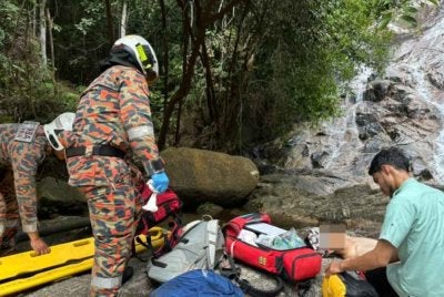 Mangsa berusia 38 tahun mengalami kecederaan di bahagian kepala serta luka pada badan selepas dipercayai tergelincir dan terjatuh di atas batu. Foto JBPM Perak