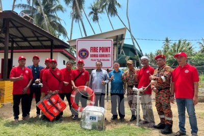 Bomba komuniti Teluk Renjuna yang menerima peralatan keselamatan dari pihak bomba untuk kegunaan masyarakat setempat. Foto SINAR HARIAN/ADILA SHARINNI WAHID