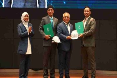 Izahar (dua dari kiri) dan anaknya, Muhammad Nushi (kanan) menerima pengiktirafan sebagai Arkitek Profesional daripada Lembaga Arkitek Malaysia (LAM) pada Majlis Pentauliahan Arkitek dan Pereka Bentuk Dalaman Baharu di Dewan Tan Sri Mahfoz Khalid, Kementerian Kerja Raya, Kuala Lumpur.