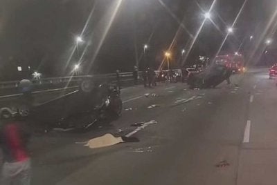 Seorang wanita dilaporkan maut dalam kemalangan dua kereta di Lebuhraya Kesas pada Jumaat.