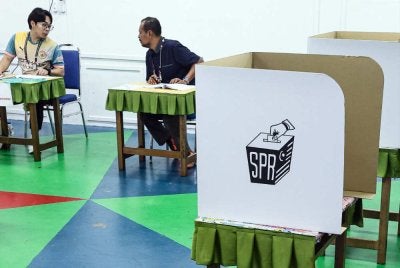 Setakat 5 petang ini, sebanyak 67.44 peratus atau lebih 1.8 juta orang daripada keseluruhan 2.6 juta pemilih biasa telah menunaikan tanggungjawab mereka. Foto: Bernama 