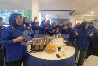 Sorakan 'Maju Johor' dan 'Kita Menang' menggamatkan Bilik Gerakan Utama BN di Jalan Yahya Awal, Johor Bahru.
