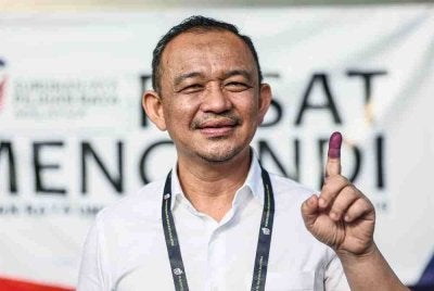 Calon Pakatan Harapan (PH) Dewan Undangan Negeri (DUN) Puteri Wangsa Dr Maszlee Malik mengundi pada Pilihan Raya Negeri (PRN) Johor ke-16 di Sekolah Jenis Kebangsaan (Cina) Tuan Poon, Simpang Renggam pada Sabtu. Foto Bernama