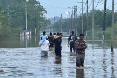 Keadaan banjir melanda Taman Rambai Indah dan sekitarnya susulan hujan lebat dan air pasang pada Sabtu.