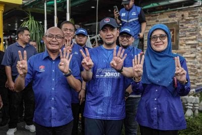 Calon Barisan Nasional bagi Dewan Undangan Negeri (DUN) Machap Datuk Onn Hafiz Ghazi bergambar bersama calon DUN Tenggaroh Mohd Youzaimi Yusof (kiri) dan DUN Endau Alwiyah Talib (kanan. Foto fail Bernama.