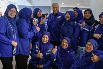 Ahmad Zahid (tengah) beramah mesra dengan ahli parti yang mengikuti perkembangan dan keputusan terkini PRN Johor ke-16 di Ibu Pejabat Badan Perhubungan UMNO Johor, Johor Bahru. Foto: Bernama
