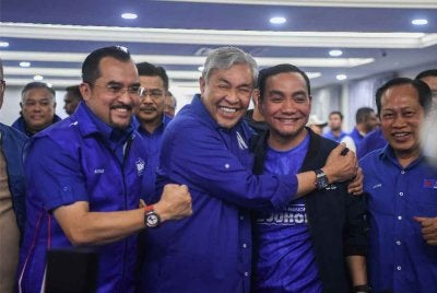 Timbalan Perdana Menteri merangkap Presiden Barisan Nasional, Datuk Seri Dr Ahmad Zahid Hamidi (tengah) bersama Onn Hafiz (kanan) selepas sidang media keputusan tidak rasmi PRN Johor ke-16 di Bangunan Perhubungan UMNO Negeri Johor pada Sabtu.