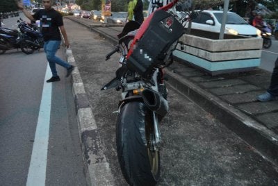 Keadaan motosikal ditunggang mangsa selepas terlibat kemalangan di Jalan Jambatan Kuala Ibai, Kuala Terengganu pada petang Sabtu.