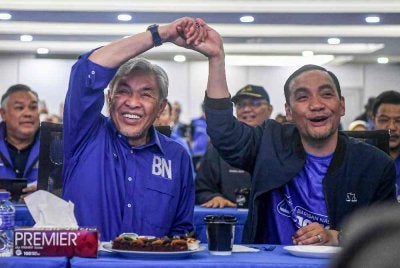 Ahmad Zahid (kiri) mengangkat tangan bersama calon juga penyandang kerusi Dewan Undangan Negeri (DUN) Machap, Datuk Onn Hafiz Ghazi (kanan) ketika sidang media keputusan tidak rasmi bagi Pilihan Raya Negeri (PRN) Johor ke-16 di Bangunan Perhubungan Umno Negeri Johor. Foto Bernama