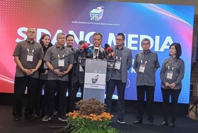 Ramlan (tengah) mengumumkan keputusan rasmi BN mendahului 29 kerusi PRN Johor di Bilik Gerakan Utama SPR di Bangunan Sultan Ismail, Kota Iskandar pada Sabtu.