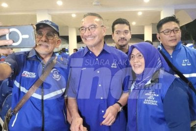 Hishammuddin (tengah) ketika di Ibu Pejabat UMNO Johor pada Sabtu.