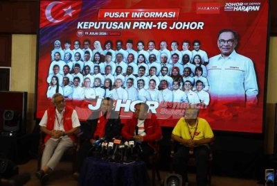 Khalid (kiri) pada sidang akhbar PH di Skudai pada malam Sabtu.
