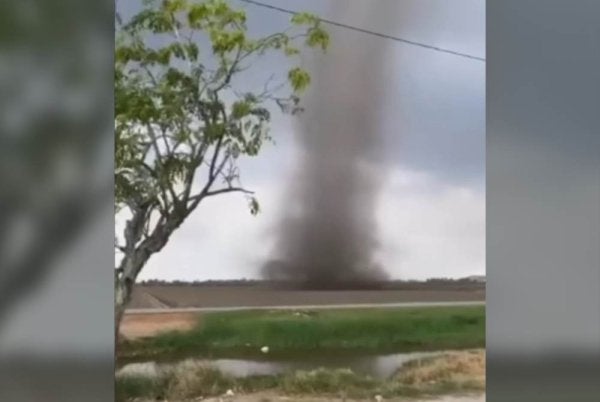 Tangkap layar video kejadian puting beliung dipercayai membadai di kawasan sawah di Jalan Tali Air 4, Sekinchan yang tular di media sosial.